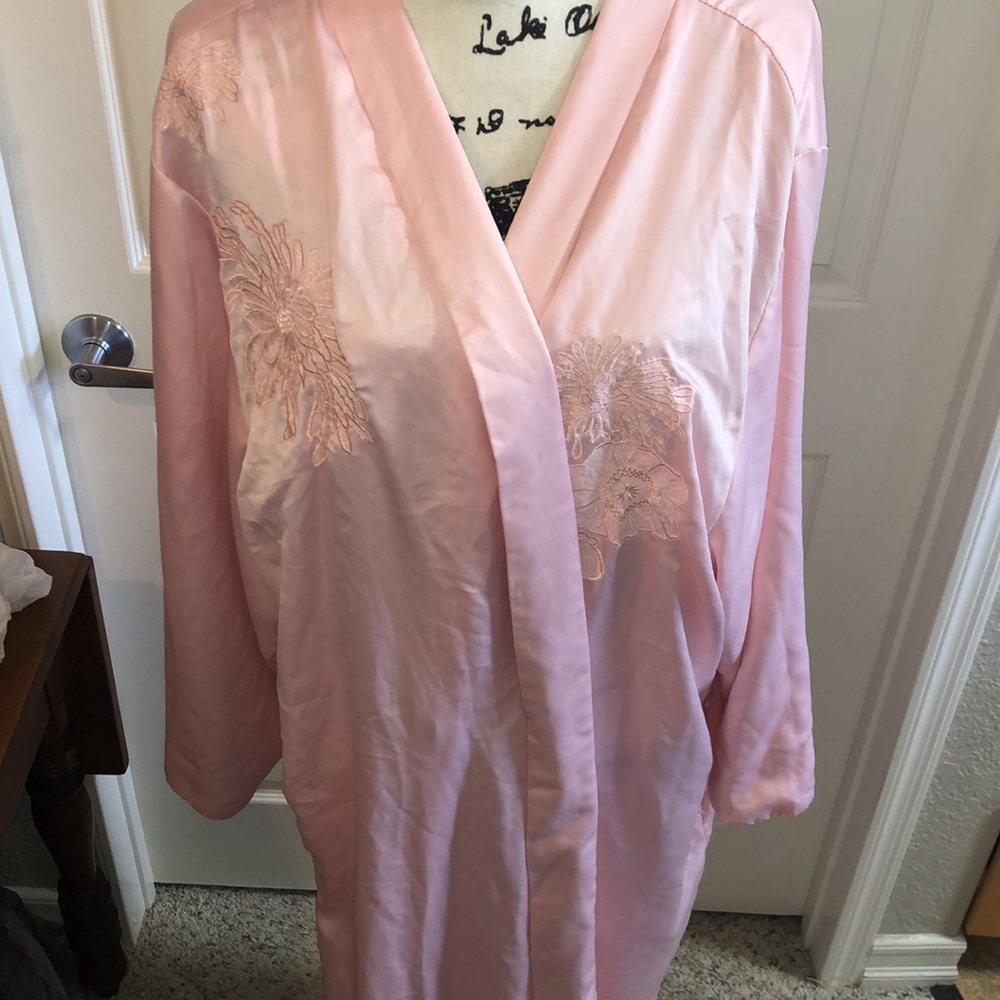 Natori Silk floral Robe - Picture 4 of 9